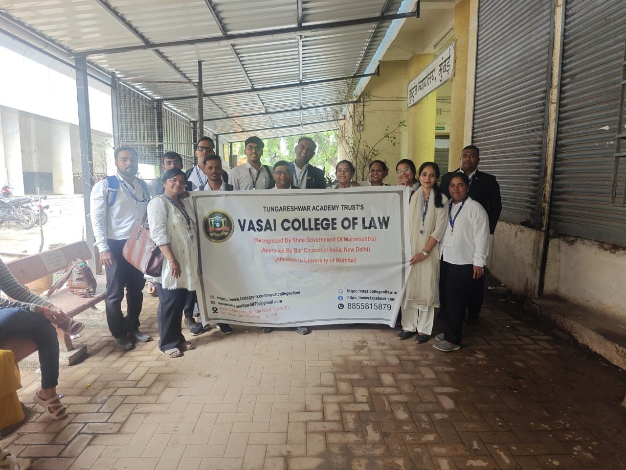 Students at Family Court, Bandra, Mumbai – photo 2
