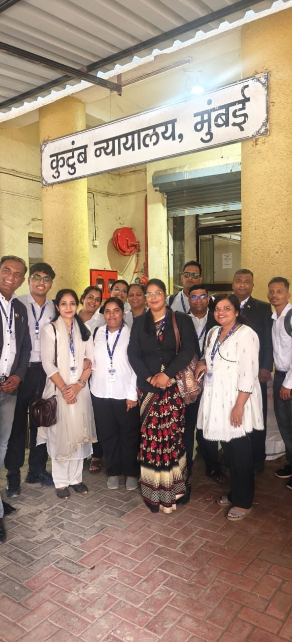 Students at Family Court, Bandra, Mumbai – photo 4
